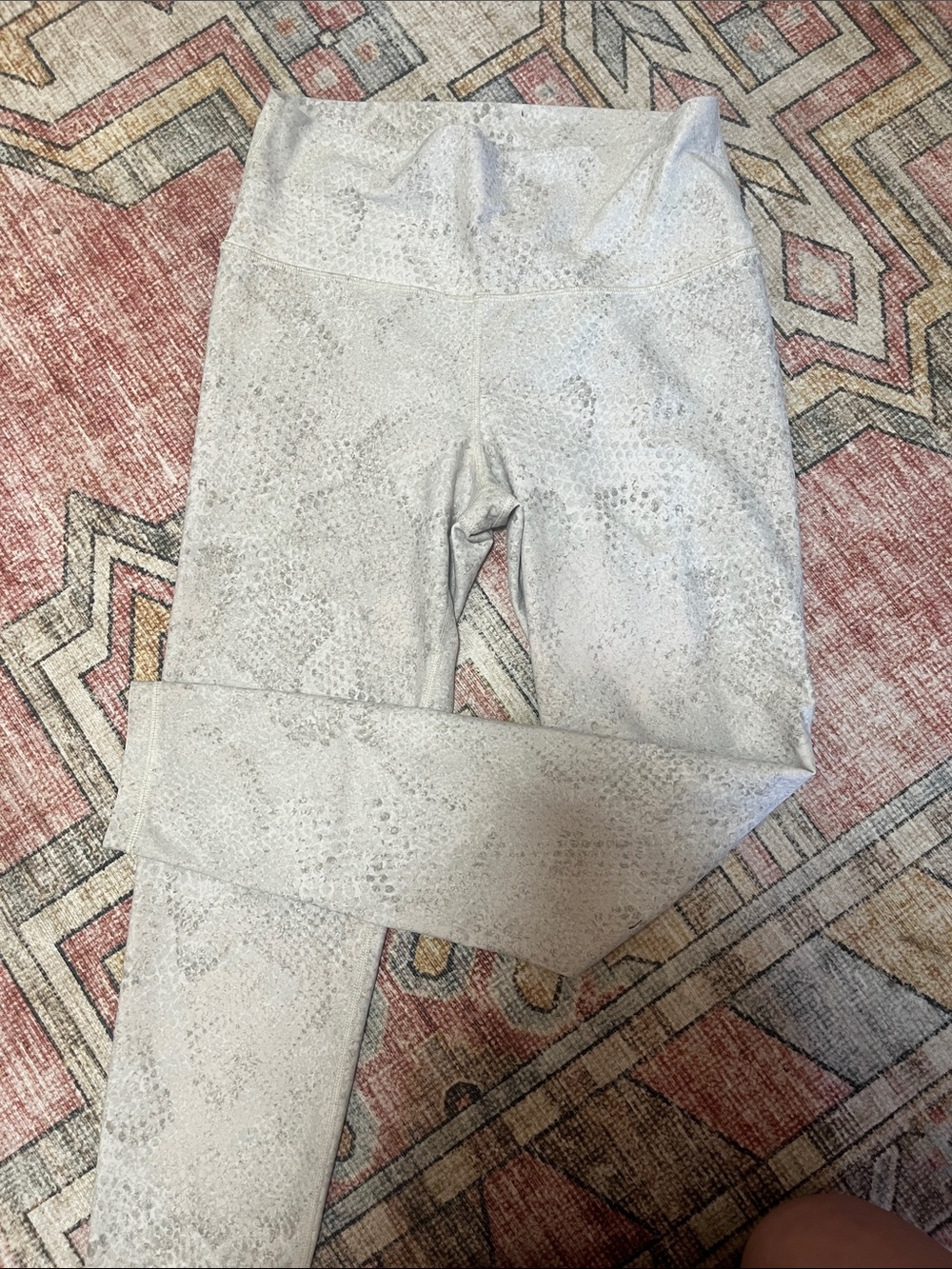 Old Navy Light Snake-Print High-Waist Leggings in Pale Gray